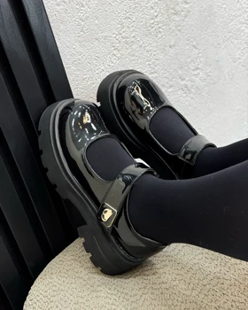 کفش ورنی