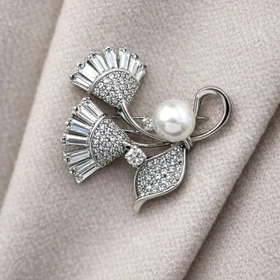 گل سینه زنانه ژوپینگ مدل مرواریا طرح مروارید جواهری نگین‌دار نقره‌ای