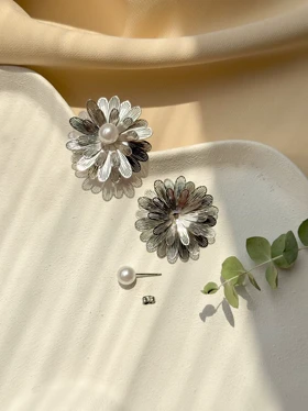 گوشواره گلبرگ ریز