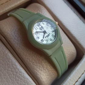 ساعت دخترانه ضد آب Q&Q رنگ سبز ماچا شاین دار