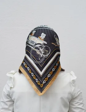 مینی اسکارف ابریشمی طرح کالسکه سیندلا مشکی فرمهر