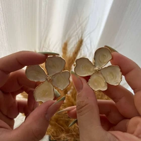 گوشواره زنانه طرح گل با رنگ ثابت و ضد حساسیت