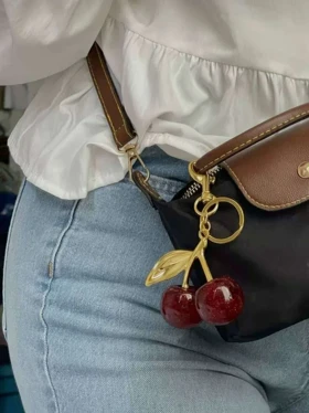 آویز کیف طرح گیلاس قرمز براق، همراهی دوست‌داشتنی برای کیف شما از برند کوچ