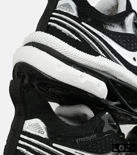 کفش کتانی مشکی سفید Saucony Axon 3 مدل 7403