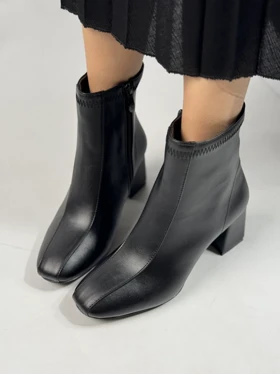 پاشنه دماغه دار 1592