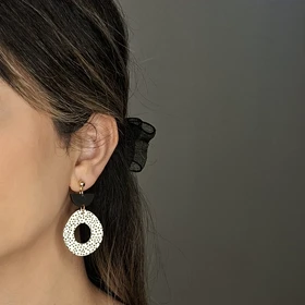 کالکشن گوشواره‌های خال‌خالی zevra (خالخالی مشکی سفید)