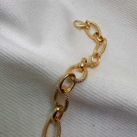 دستبند برند شین مدل «بیضی خاویاری» | با آبکاری طلای 24 عیار و بافت برجسته