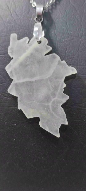 گردنبند سنگ عقیق نقشه ایران (همراه با زنجیر استیل و بند چرمی)