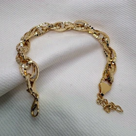 دستبند برند شین مدل «بیضی زرین» | با آبکاری طلای 24 عیار و تراش‌های درخشان