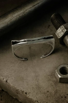 دستبند بنگل مردانه طرح سورنا، نمادی از قدرت و اصالت