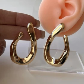 گوشواره میخی مینیمال بزرگ کیوت رنگ طلایی