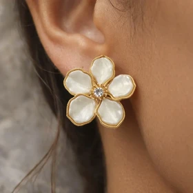 گوشواره میخی زنانه مدل نارسیه طرح گل صدفی با نگین مرکزی و فریم طلایی