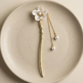 کانزاشی مو زنانه فلزی مدل فلورمینا طرح گل صدفی با آویز مروارید