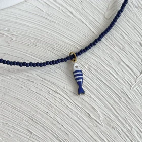 گردنبند چوکر منجوقی رنگ ثابت با آویز ماهی خط‌دار چند رنگ (ماهی سورمه ای)