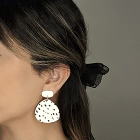 کالکشن گوشواره‌های خال‌خالی zevra (خالخالی سفید)