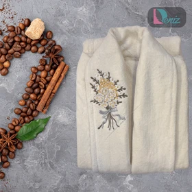 حوله تن پوش طرح گلدوزی یاس رنگ استخونی