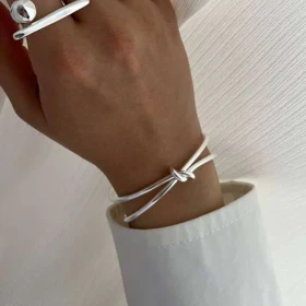 دستبند زنانه بنگل با طرح گره ظریف و آبکاری نقره