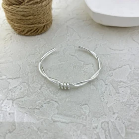 دستبند بنگل زنانه مدل تویسلا طرح گره‌ای مدرن