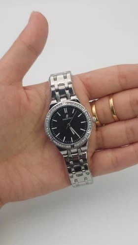 ساعت مچی زنانه اودمار پیگه Audemars Piguet با موتور کواتز و طراحی مینیمال