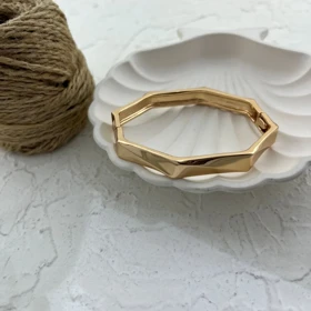 دستبند زنانه بنگل با طرح چند ضلعی زیبا و رنگ طلایی