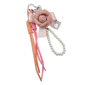 آویز کیف گل‌دار و مرواریدی چارم بگ، ظاهری شیک و خاص