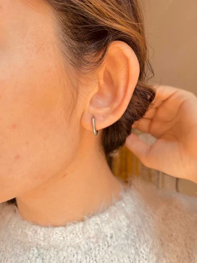 پیرسینگ حلقه‌ای نگینی