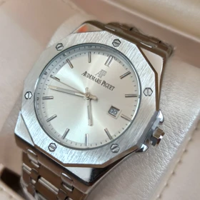 ساعت مچی مردانه طرح AP موتور کوارتز بند درجه یک صفحه سیلور تقویم دار با قفل پروانه‌ای