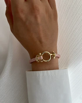 دستبند چرم با قفل طلایی طرح فرد، انتخابی شیک