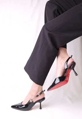 کفش پاشنه‌دار زنانه سنجاقی