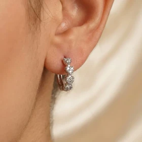 گوشواره زنانه حلقه‌ای طرح قلب نگین‌دار برند ژوپینگ مدل هارتلیرا