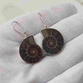 گوشواره نقره با فسیل آمونیت قهوه ای