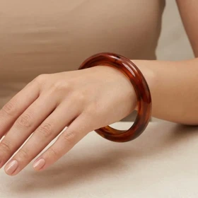 دستبند زنانه بنگل رزینی باریک مدل آمرلا کهربایی