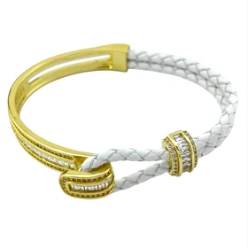 دستبند زنانه مدل آدلیا با بافت چرمی سفید و جزئیات طلایی