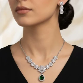 نیم‌ست زنانه مدل زمردینا طرح جواهر برگ با نگین زمردی درخشان (گردنبند و گوشواره)