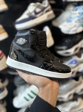 جردن ساق‌دار مشکی ورنی زیره سفید