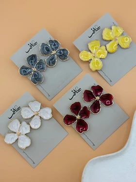 گوشواره گل میناکاری بزرگ رنگی با طراحی برجسته