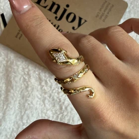 انگشتر مار طلایی با نگین‌های درخشان