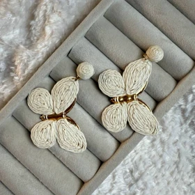گوشواره طرح پروانه حصیری سفید زنانه