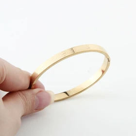 دستبند زنانه طرح بنگل مدل کارتیه خطی (طلایی)