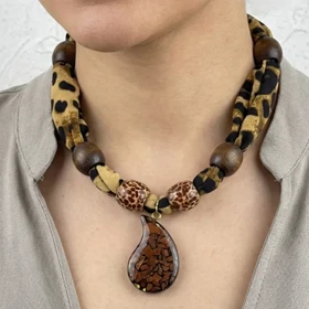 گردنبند زنانه مدل لئوناتورا وود دراپ طرح پلنگی لوکس با مهره چوبی طبیعی و آویز اشکی طرح دار