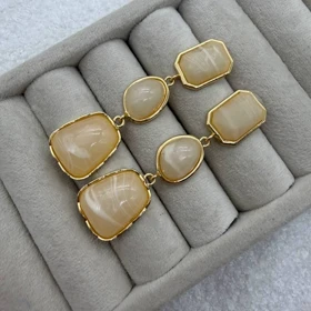 گوشواره‌های آویز رنگارنگ با طراحی هندسی (کرم)