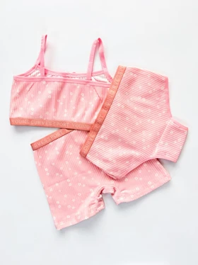 ست سه تکه نیم‌تنه و شورت اسلیپ، نیم پا گل‌دار صورتی بچگانه