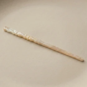 کانزاشی مو زنانه رزینی شفاف شیری با طرح ظریف موج‌دار مینیمال لوکس