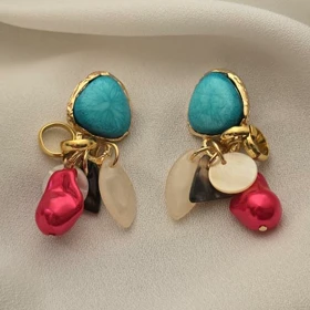 گوشواره آویز استایل بوهو با نگین فیروزه‌ای و آویز مروارید باروک ارغوانی