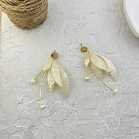 گوشواره زنانه مدل لیوانا طرح گل آویزدار با گلبرگ‌های کرمی و شاخه‌های طلایی