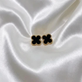 گوشواره میخی طرح «ونکلیف» | استیل طلایی با نگین مشکی صیقلی