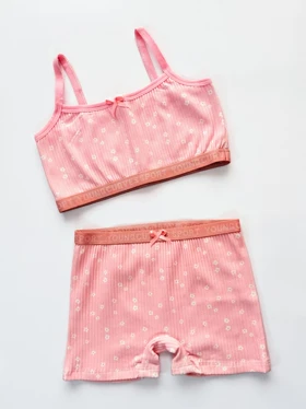 ست سه تکه نیم‌تنه و شورت اسلیپ، نیم پا گل‌دار صورتی بچگانه