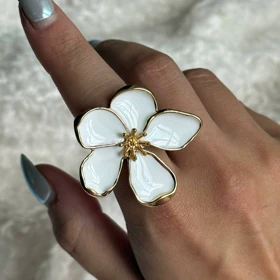 انگشتر گل میناکاری سفید با لبه طلایی