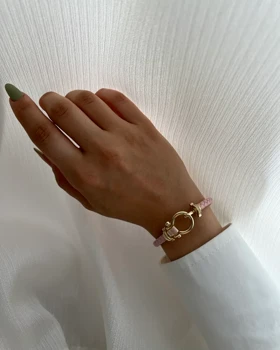 دستبند چرم با قفل طلایی طرح فرد، انتخابی شیک