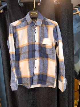 پیراهن پشمی چهارخونه با پارچه برس‌خورده نرم باترکیب رنگ آبی‌سرمه‌ای با ته مایه های رنگ کرم نارنجی – کد 894